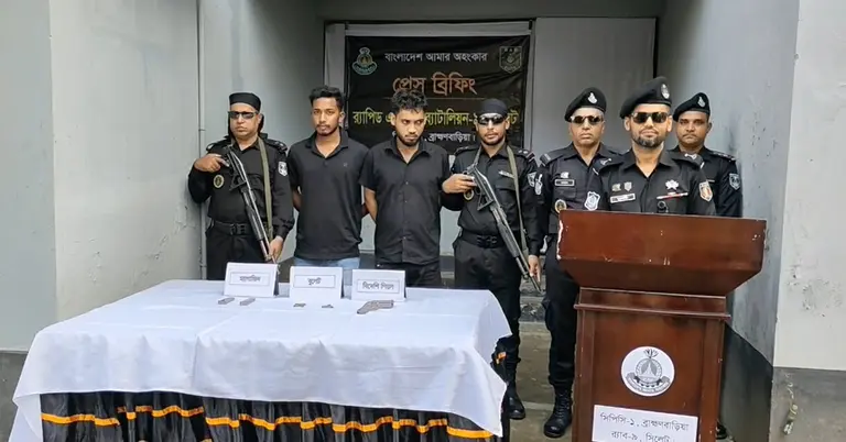 অস্ত্র-গুলিসহ গ্রেপ্তার